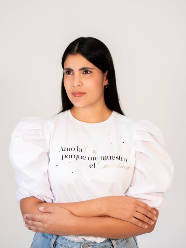 Blusa "Amo la luz porque me muestra el camino" con mangas globo