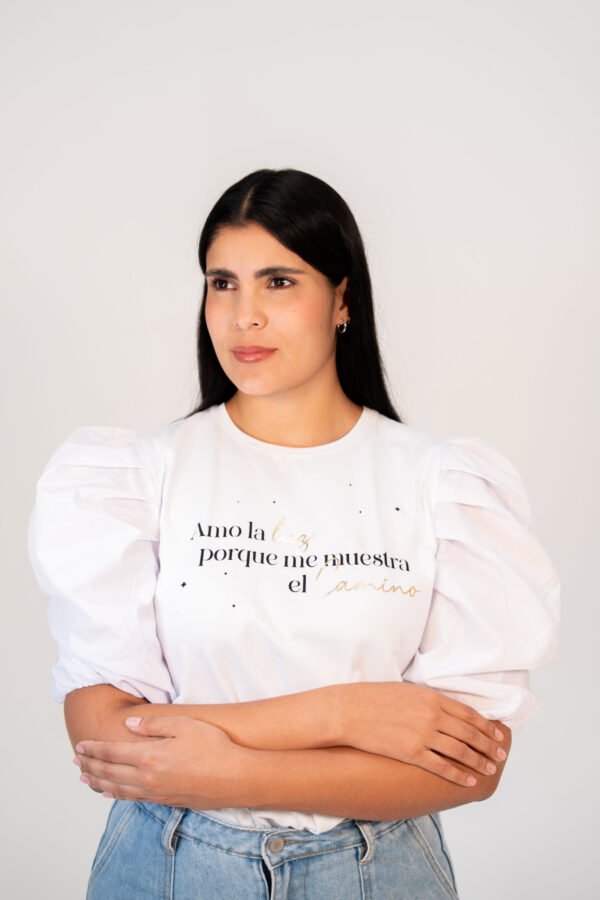 Blusa "Amo la luz porque me muestra el camino" con mangas globo