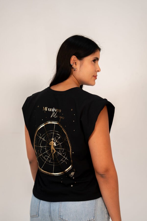 Camiseta  “Mi universo, mi hogar” sin mangas - Image 3