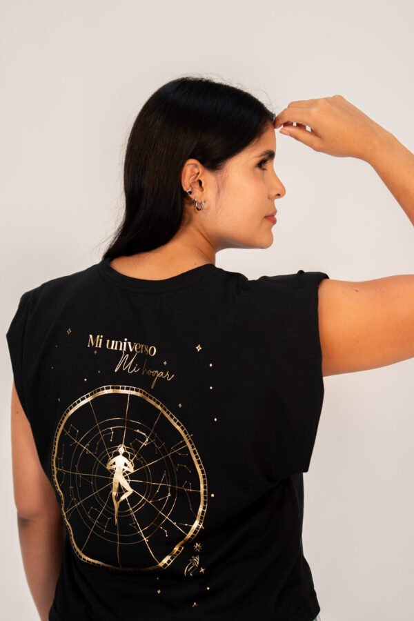 Camiseta  “Mi universo, mi hogar” sin mangas - Image 4
